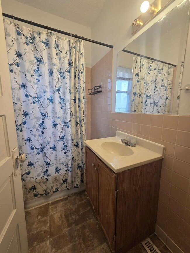 Building Photo - Spacious Home with large back yard!