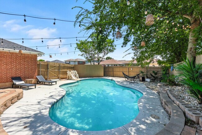 Building Photo - 708 Azalea Dr