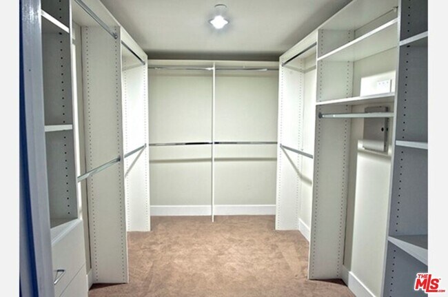 Building Photo - 833 N Edinburgh Ave