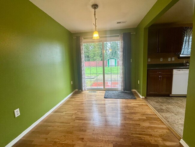 Building Photo - Charming 3-Bedroom Home in Lakewood with Spacious Yard & Modern Comforts