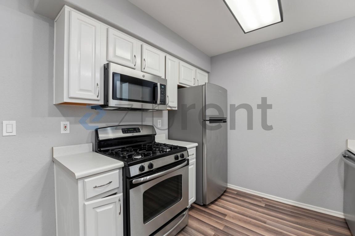 Building Photo - Unit 215