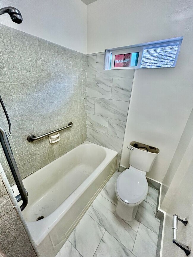 Building Photo - Remodeled 2 Bed | 1. Bath
