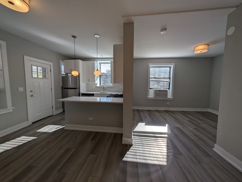 Building Photo - 3935 N Janssen Ave