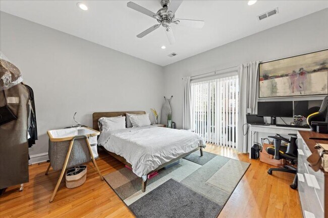 Building Photo - 3 bedroom in Chicago IL 60613