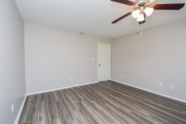 Building Photo - 946 Oak Falls Dr