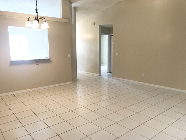 Building Photo - **COMING SOON**  3/2/2  Conveniently Located