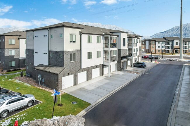 Building Photo - 757 N 380 W