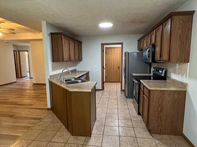 Building Photo - 3 Bedroom 2 Bathroom 2 CAR GARAGE