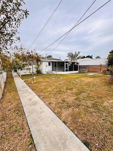 Building Photo - 2837 18th Ave N