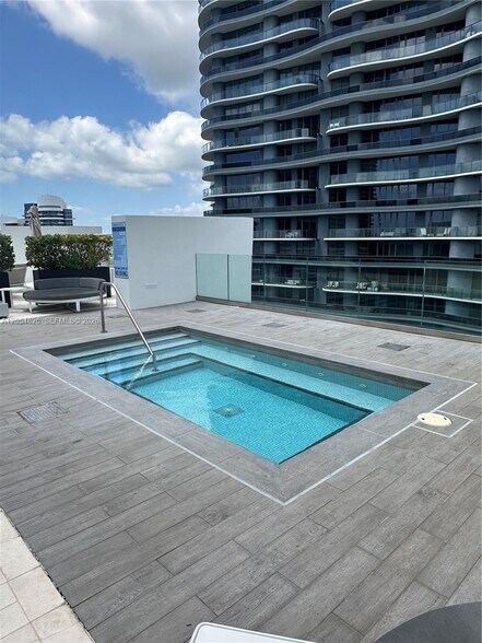 Building Photo - 1010 Brickell Ave