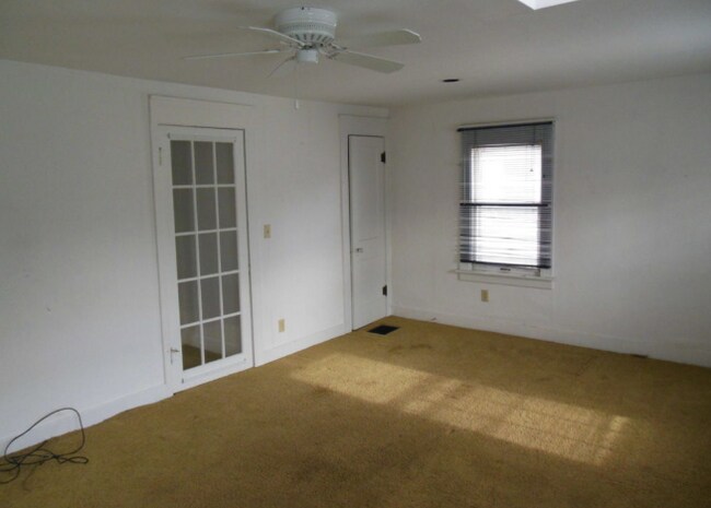 Building Photo - 1706 W Saginaw St