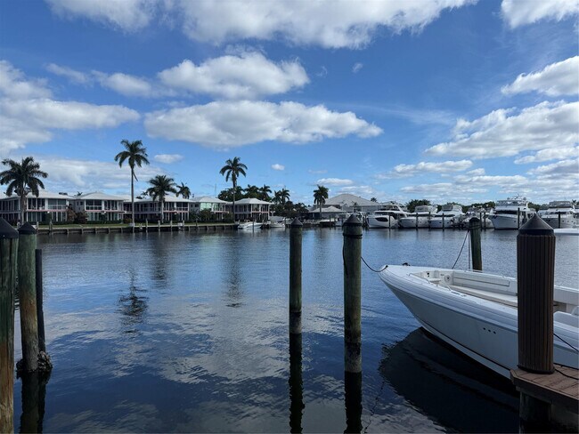 Building Photo - 1050 Seminole Dr