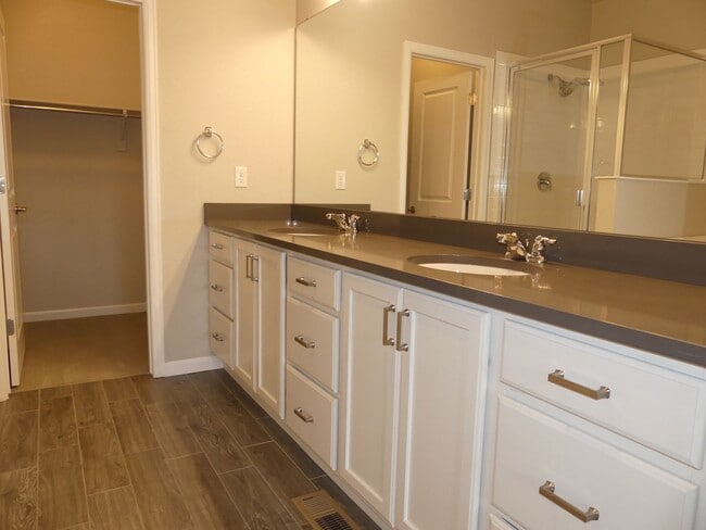 Building Photo - 3 Bedrooms! Close to the Mountains! 2 Car ...