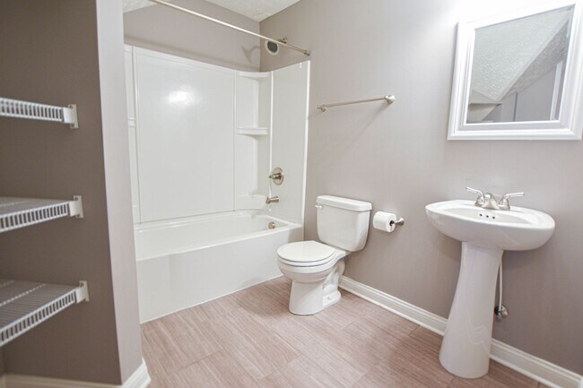 Building Photo - Pet Friendly Four Bedroom!