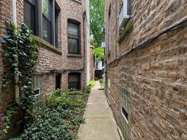 Building Photo - 1458 W Olive Ave
