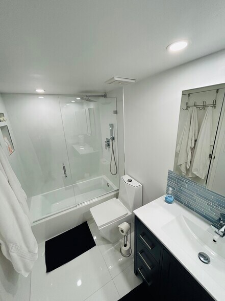 Building Photo - 7601 E Treasure Dr