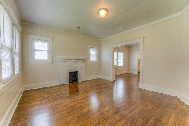 Building Photo - Newer renovation with ensuite bathroom!