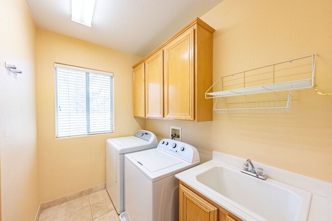Building Photo - Beautiful 4-bedroom home located in Henderson