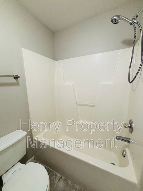 Building Photo - 104 Back Woods Cir