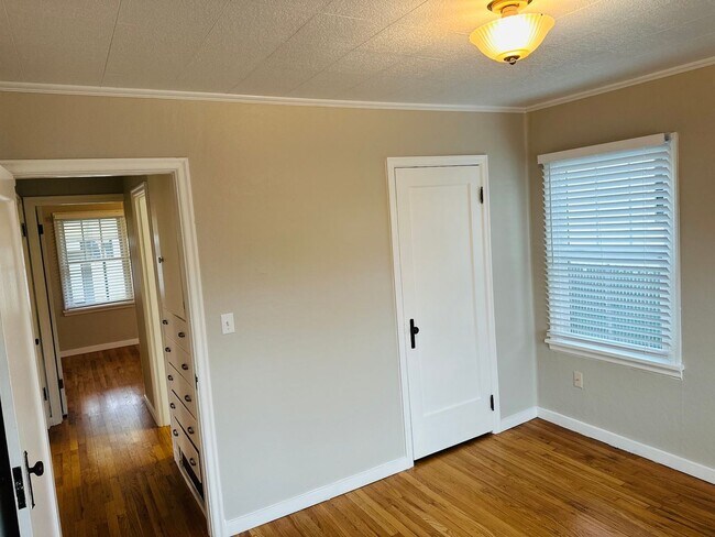 Building Photo - Charming Downtown Vancouver Bungalow