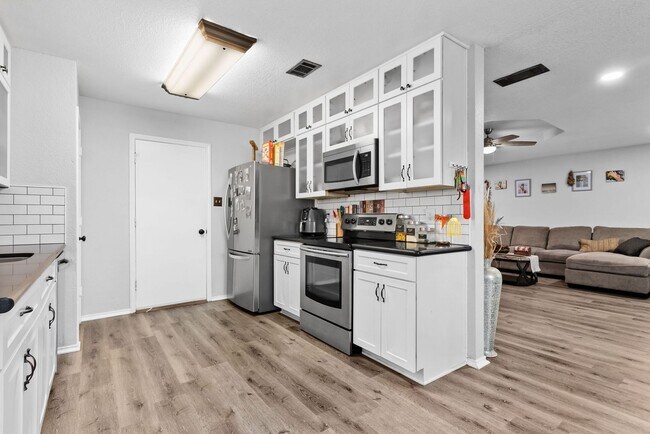 Building Photo - Beautiful home in available June 1st