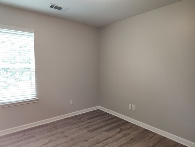 Building Photo - Beautiful Townhome in Berkshire!