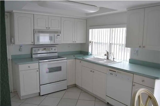 Building Photo - 2/2 Beautifully Landscaped Home