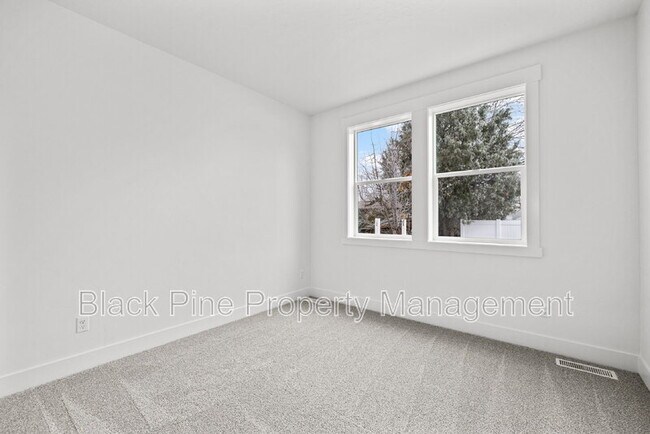 Building Photo - 4642 N Maple Grove Rd