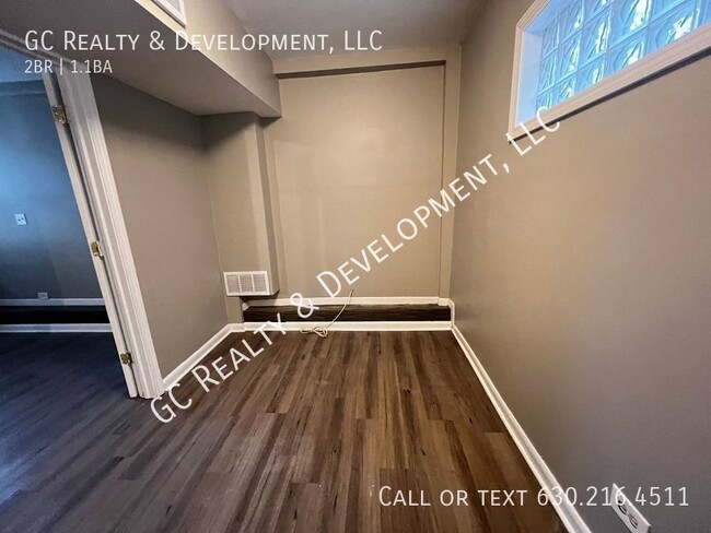 Building Photo - ***3LINCOLN PARK - COACH HOUSE / 2 BDRM + ...