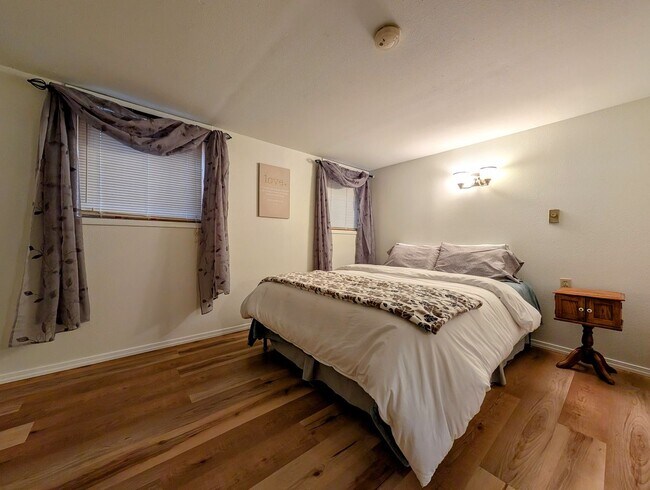 Building Photo - Fully Furnished, 1 Bedroom Basement Apartm...