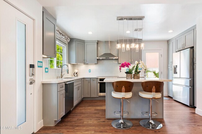Building Photo - 3142 Casitas Ave