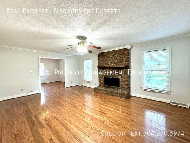 Building Photo - 6008 Mallard Dr