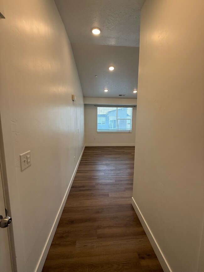 Building Photo - 471 W 15 S