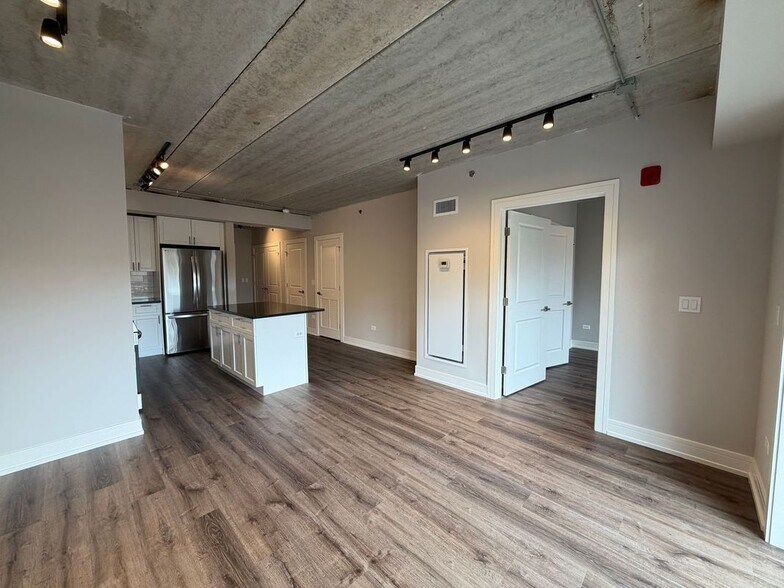 Building Photo - 952 W Carmen Ave