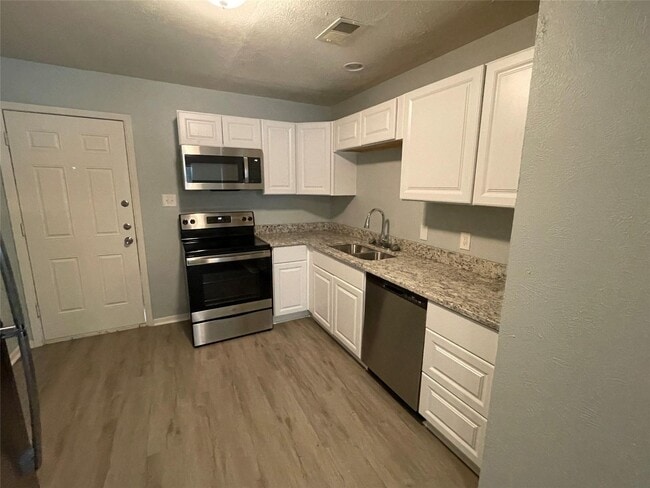 Building Photo - 3 BR/2.5BA | Renovated Single Family Home | 1-Car Garage Parking | Fenced backyard
