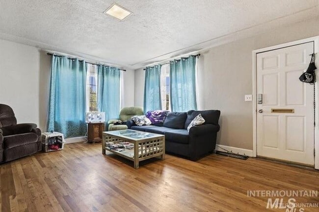 Building Photo - Top unit of Duplex