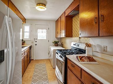 Building Photo - 2 Bed and 1 bath charming and move-in-ready home