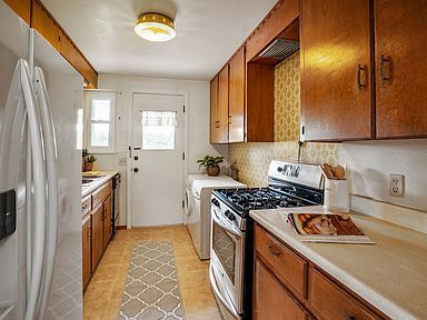 Building Photo - Adorable two bedroom, one bathroom, wester...