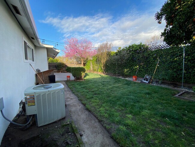 Building Photo - Beautiful 3 BDRM, 2 BATH Home w/ American ...