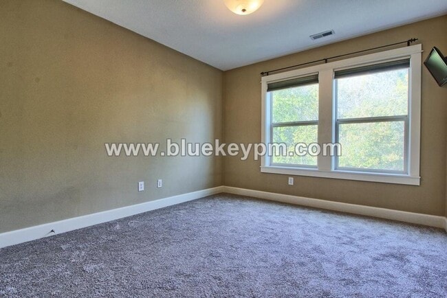 Building Photo - 5 Bedroom, 3.5 Bathrooms on a Culdesac, Wa...