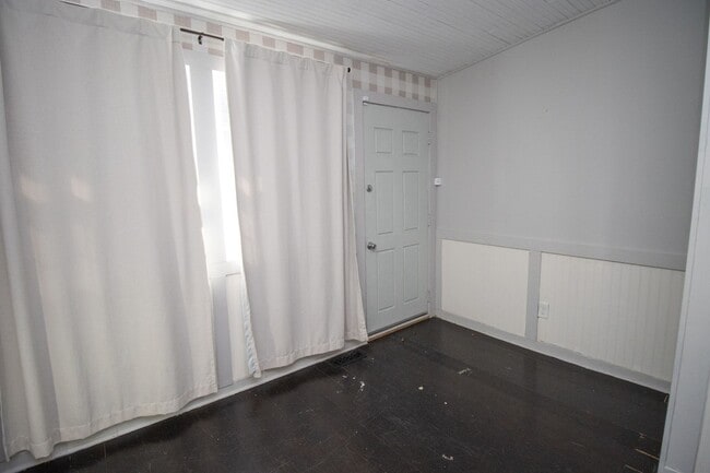 Building Photo - 3 Bedroom, 2.5 Bathroom in Shandon - The F...