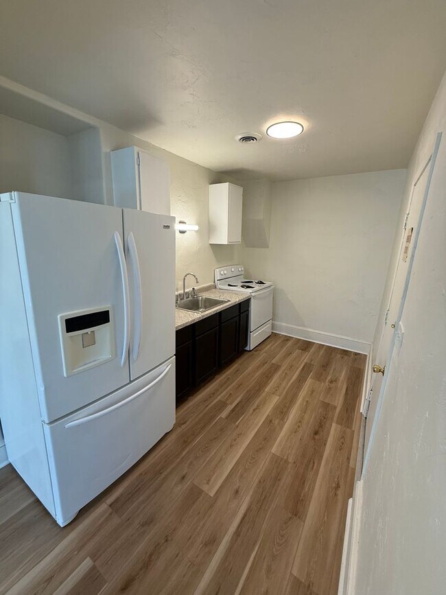 Building Photo - 654 Central St