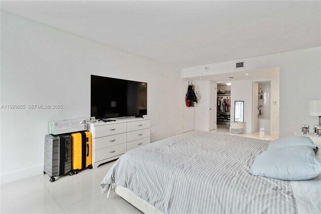 Building Photo - 100 Bayview Dr