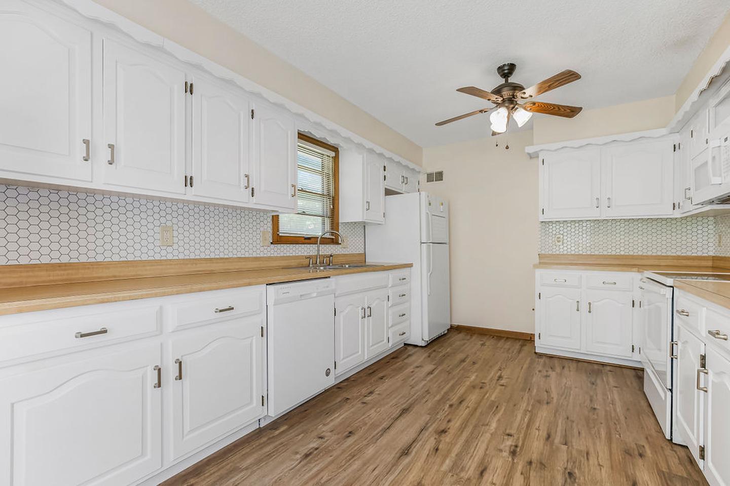 Building Photo - Spacious Shawnee Home Near Mill Creek Stre...