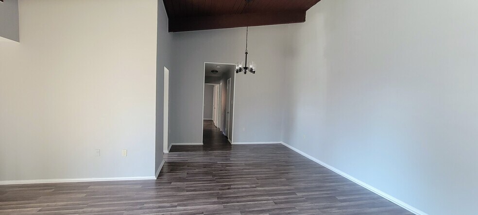 Building Photo - 11320 Cherry Hill Rd