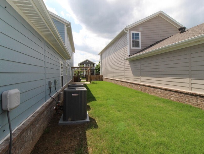 Building Photo - 656 N Longfellow Ln