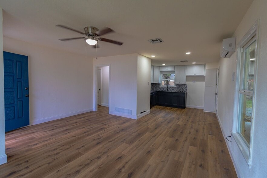 Building Photo - 1105 Spring Branch St