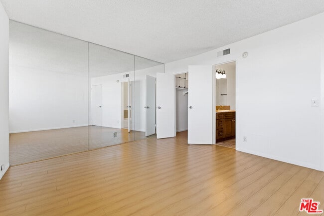 Building Photo - 100 S Doheny Dr