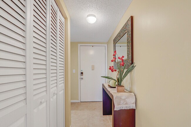 Building Photo - 18081 SE Country Club Dr