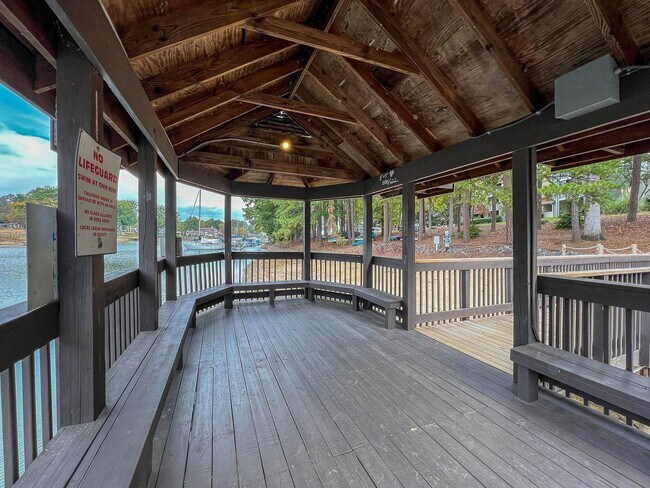 Building Photo - Amenity rich water front condo ready for move in!